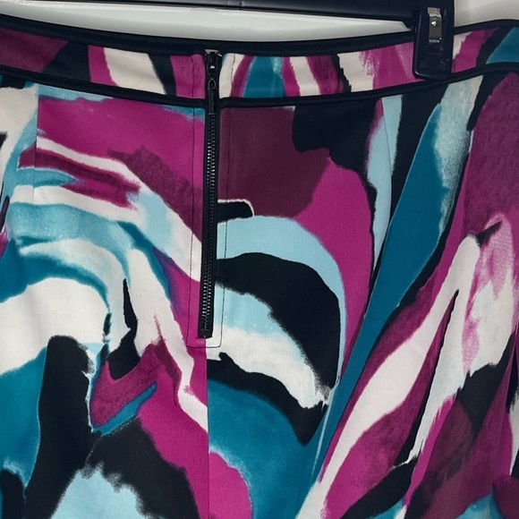 Bisou Bisou Floral Print Skirt With 2 Side Slits Size XL. EUC. - Picture 5 of 5